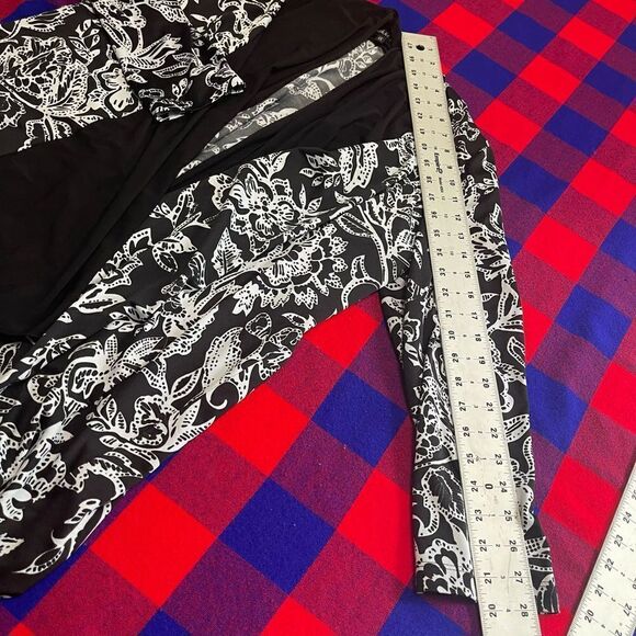 Vikki Vi Black White Floral Plus Size Cardigan Size 1X - Picture 4 of 8